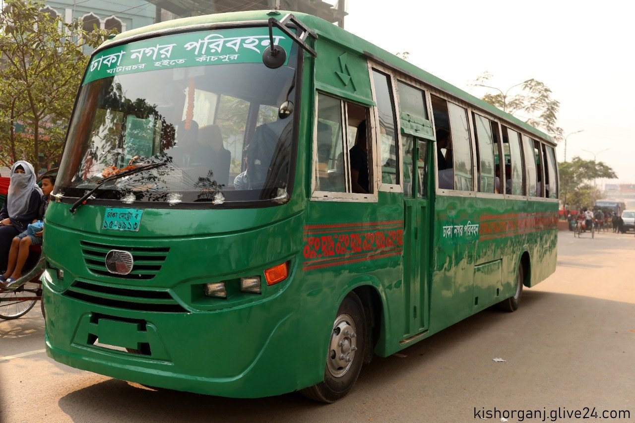 থামার ইশারায় গতি কমানো বাসে উঠতে গিয়ে নিচে পড়ে গেল প্রাণ
